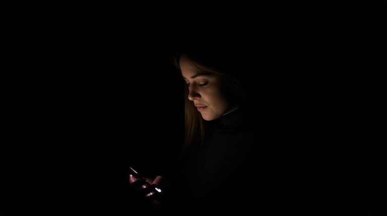 female_mental_health_socialmedia